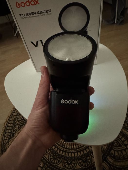 Продавам светкавица  GODOX V1c за Canon.