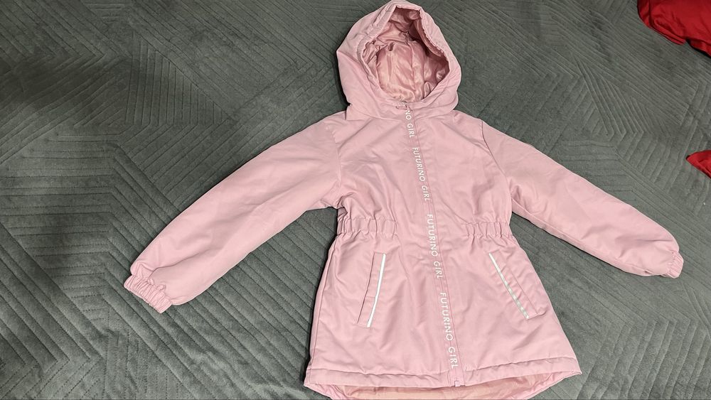 Продам куртку на девочку 122 р
