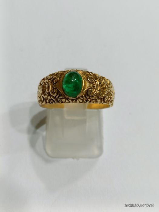 Vind inel deosebit din aur 18kt cu smarald