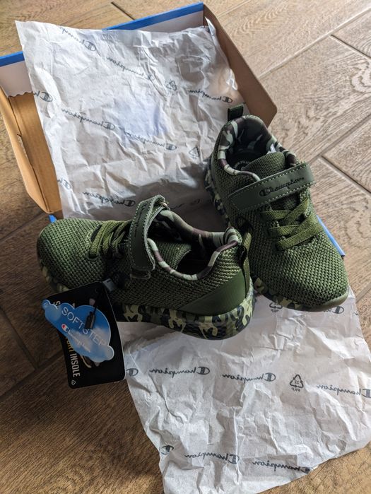 Vând adidași Champions