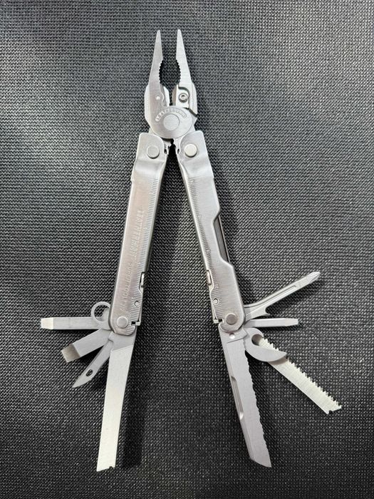 Vand multi-tool Leatherman Super Tool 300 cu husa din nylon