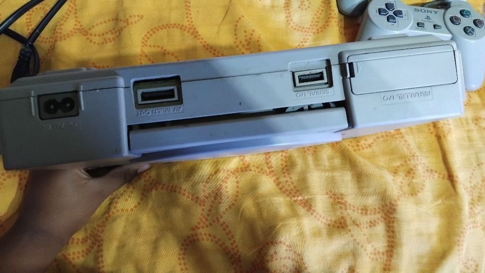 Продавам PlayStation 1 в много добро състояние използван е 2-3 тъпи