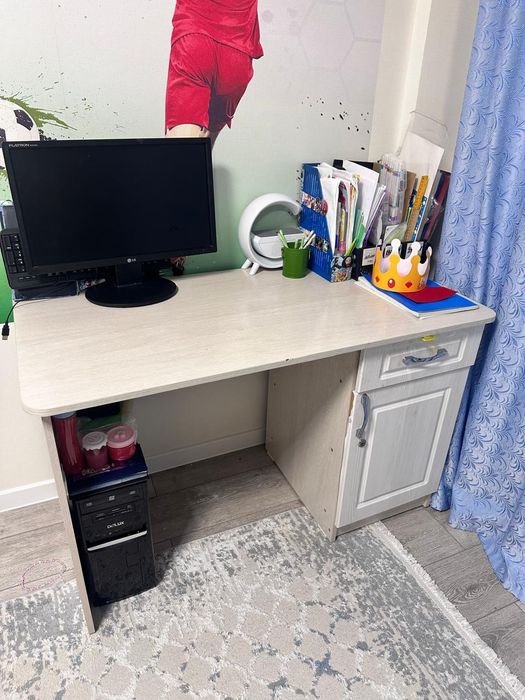 Продам детский учебный стол