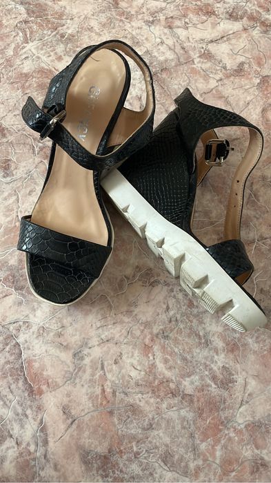 Продам женские босоножки