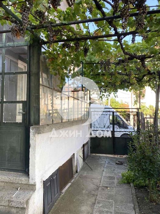 Двуетажна къща с двор в гр. Айтос