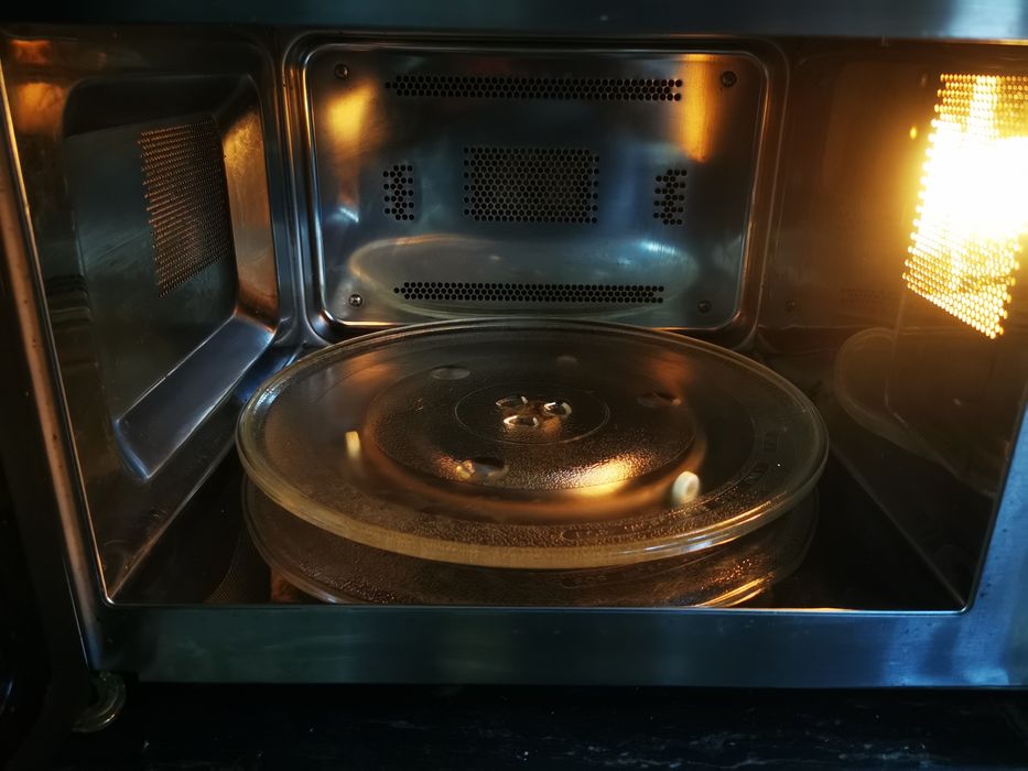 Микровълнова фурна с грил и конвекция