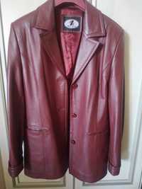 Кожаный пиджак бордового цвета
