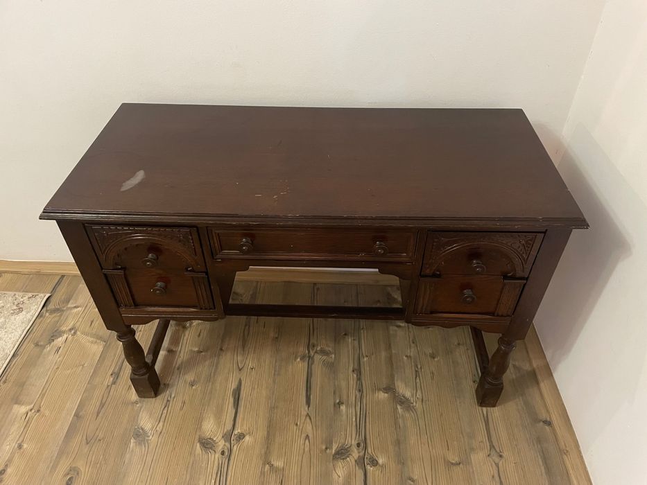 Piesa de mobilier din lemn masiv