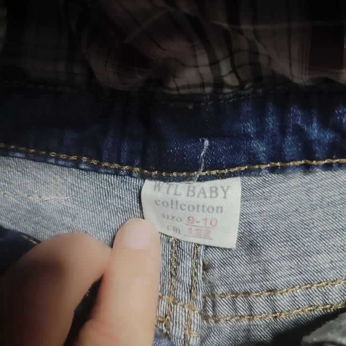 Продаются детские джинсы.