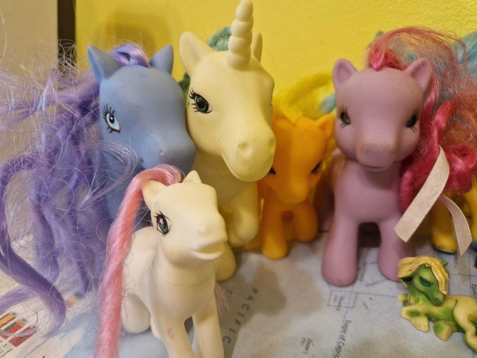 PONEI MAGIKI: Figurine ponei MY LITTLE PONY G2 + grajd