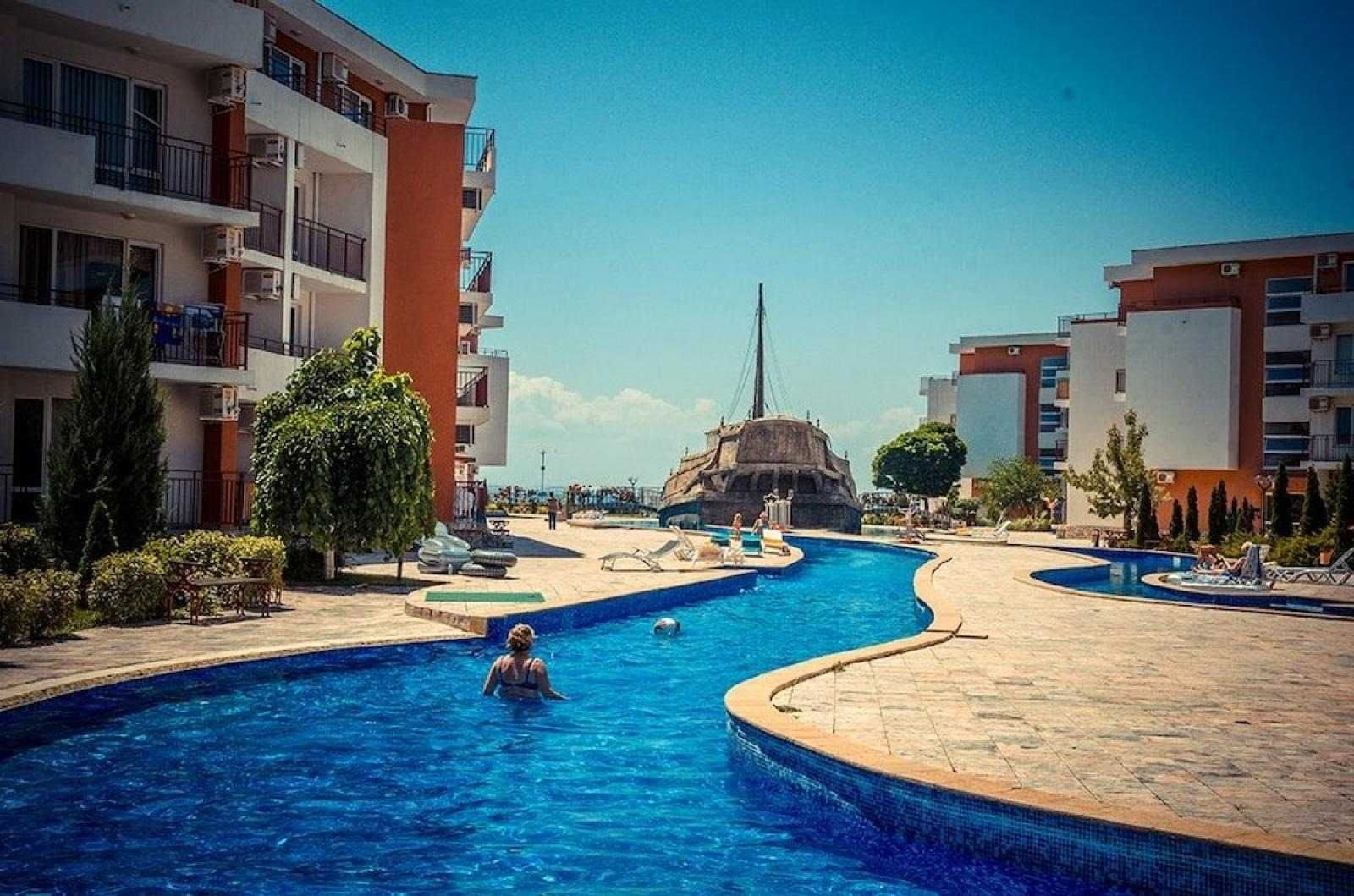 Просторен двустаен апартамент в к-с Privilege Fort Beach, Първа линия
