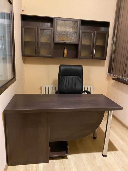 Кабинетный рабочий стол и настенный шкаф.