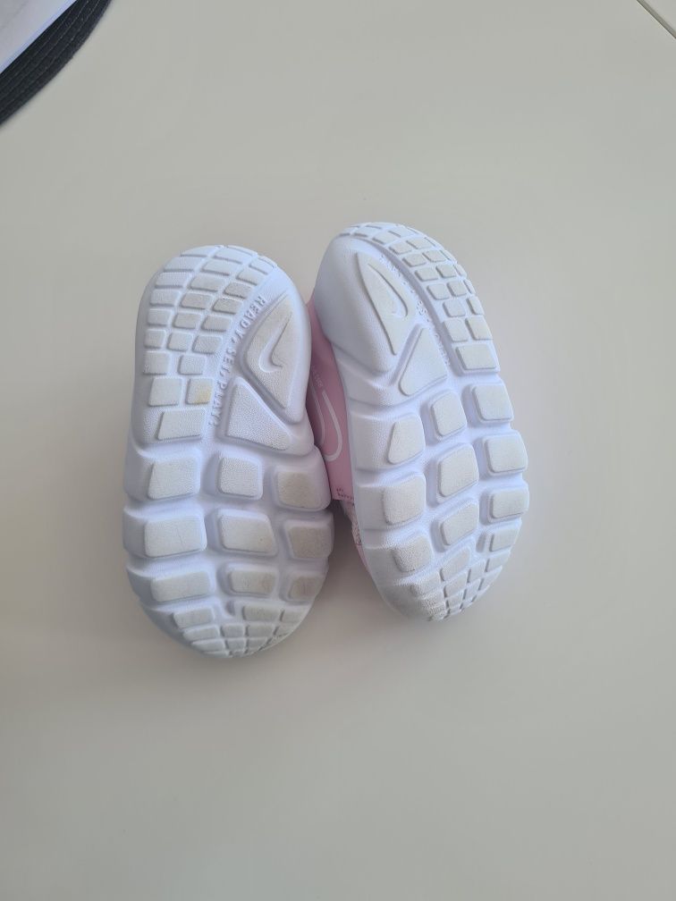 Adidasi de fetite Nike roz marimea 22