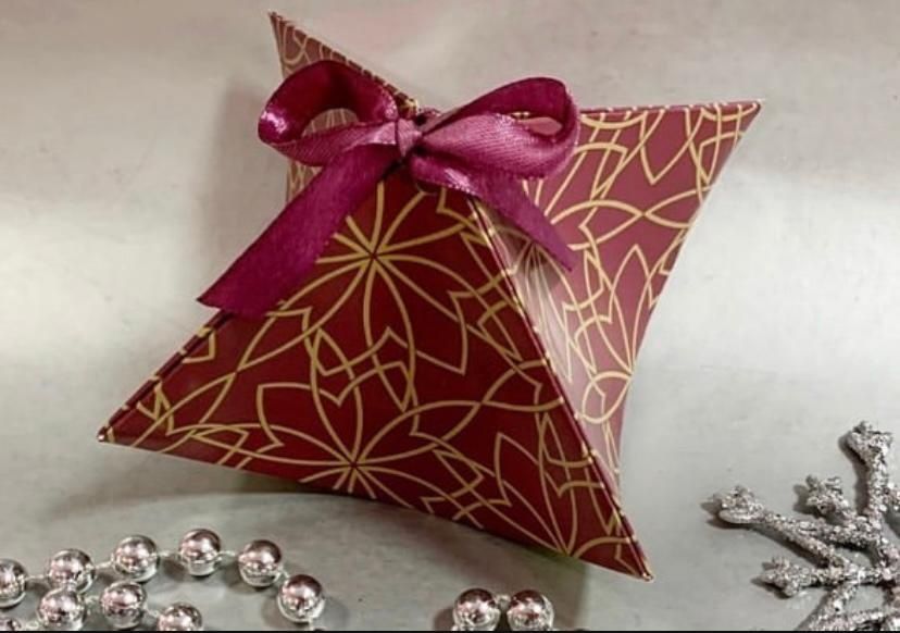 Бонбоньерки и значки Құдалар