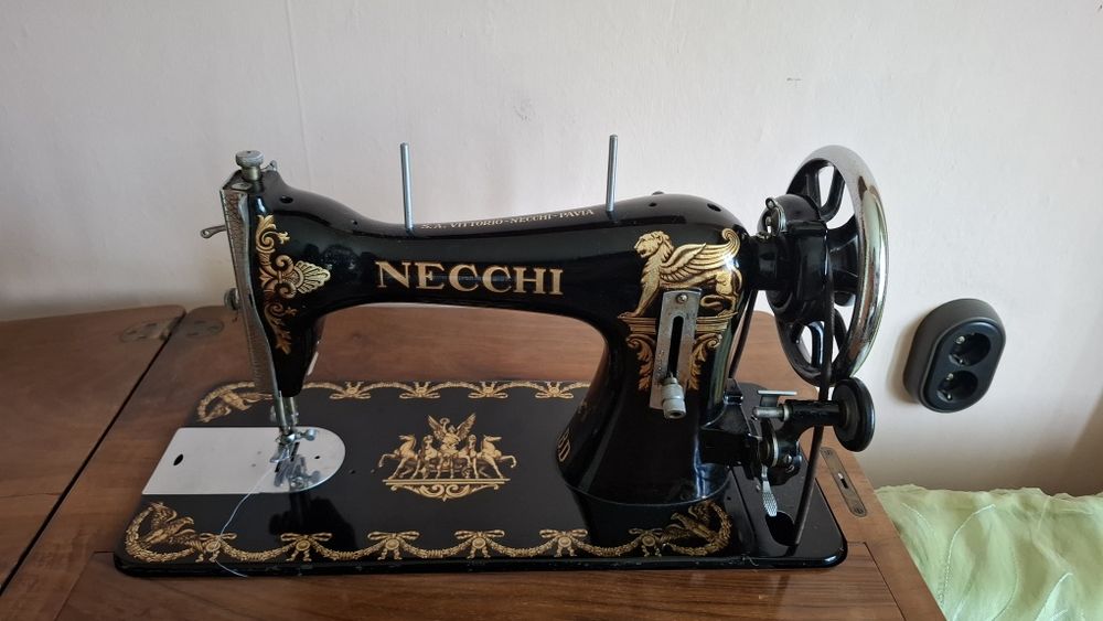 Винтидж шевна машина NECCHI