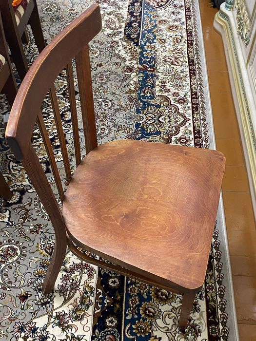 Деревянные стулья