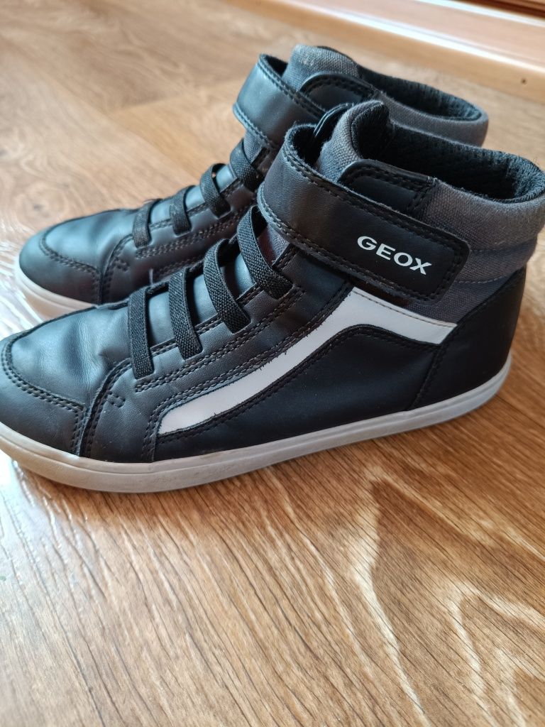 Продавам децки сникърси Geox