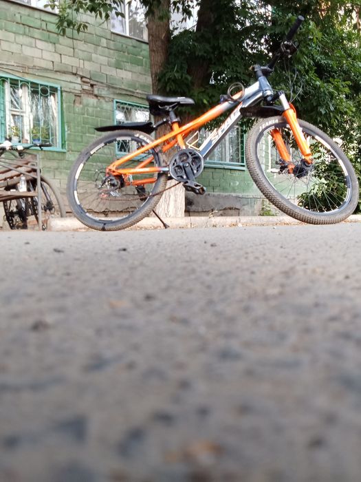 Велосипед скоростной оранжевого цвета