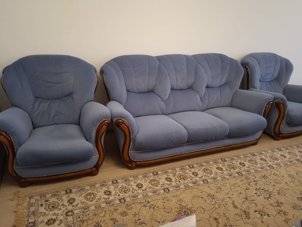Продаются диван и два кресла