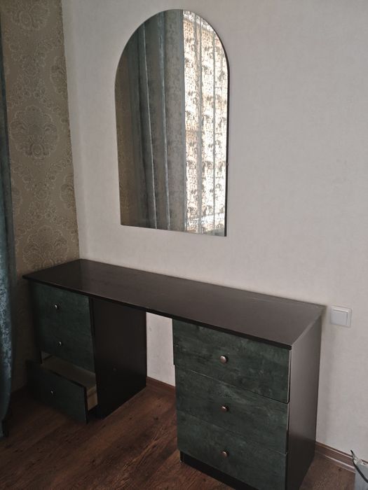 Продам туалетный столик с зеркалом