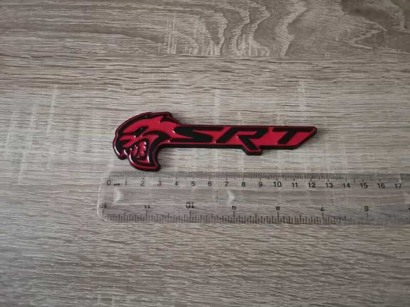 SRT Hellcat черно с червено емблема лява