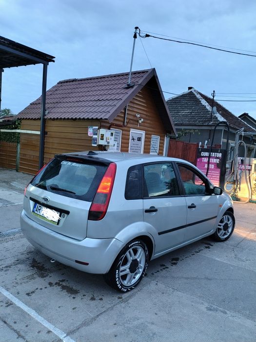 Vând Ford fiesta cu toate actele la zi sunt unic proprietar in acte
