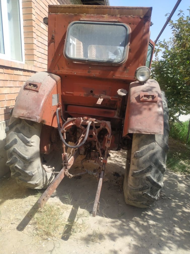 Tarktor 40 sotiladi