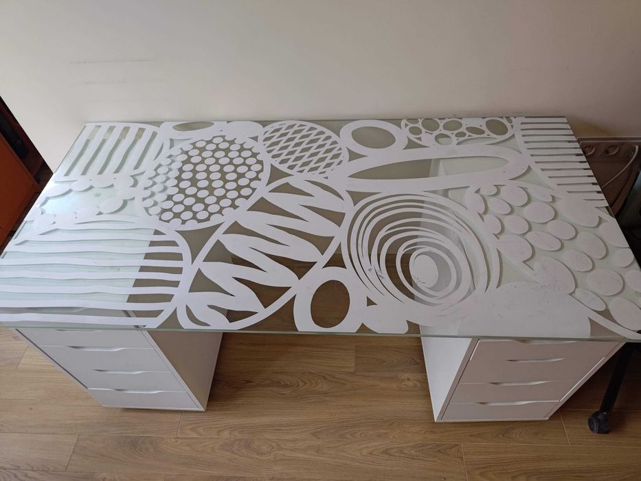 Стилно бяло бюро 148/73/71см закупено от ИКЕА, 4 бр. Отлично състояние