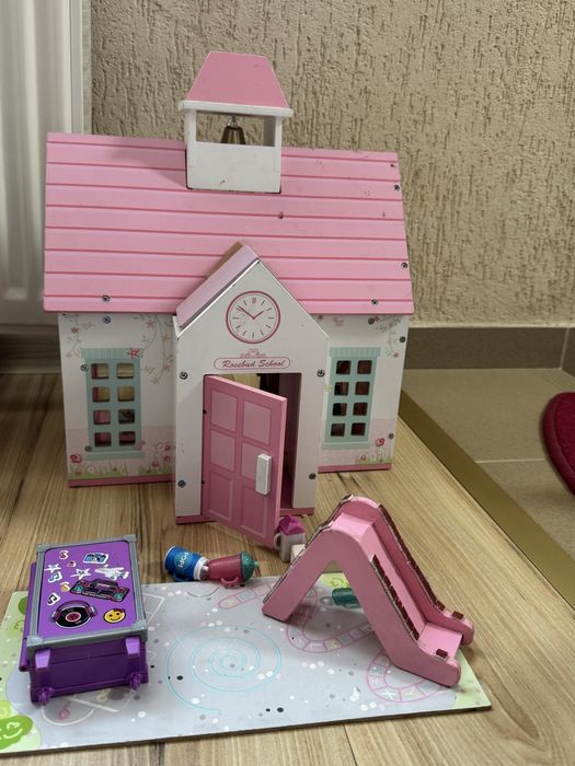 Casuta din lemn cu multe accesorii