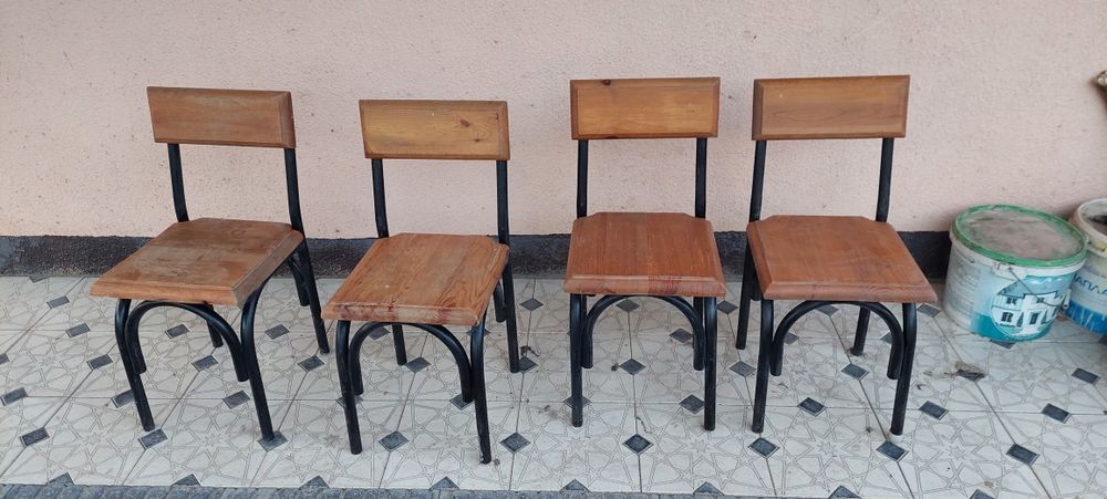 Четыре стула без стола. Дерево и метал.