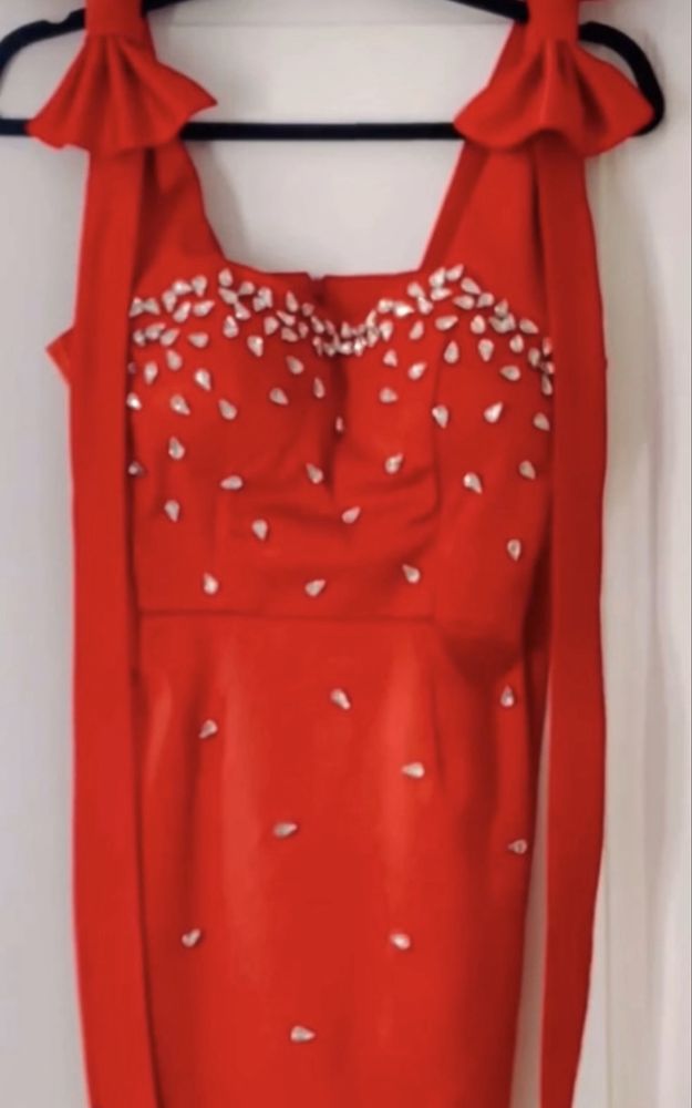 Rochie rosie pentru evenimente
