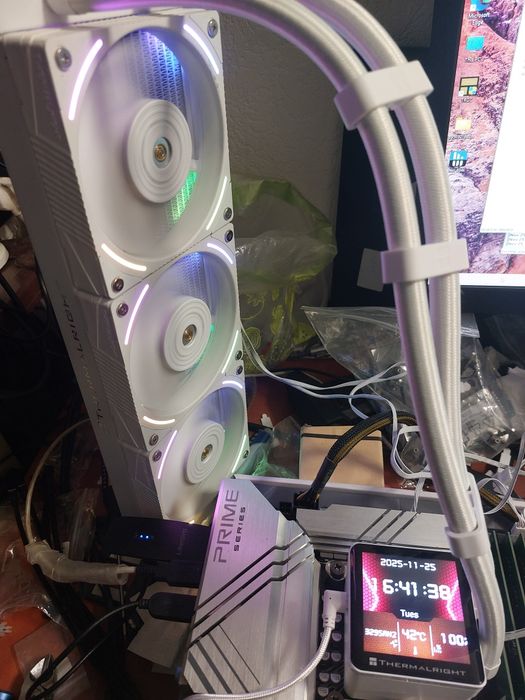 Cooler cpu pe lichid cu display mare Thermalright Frozen Vision 360 al