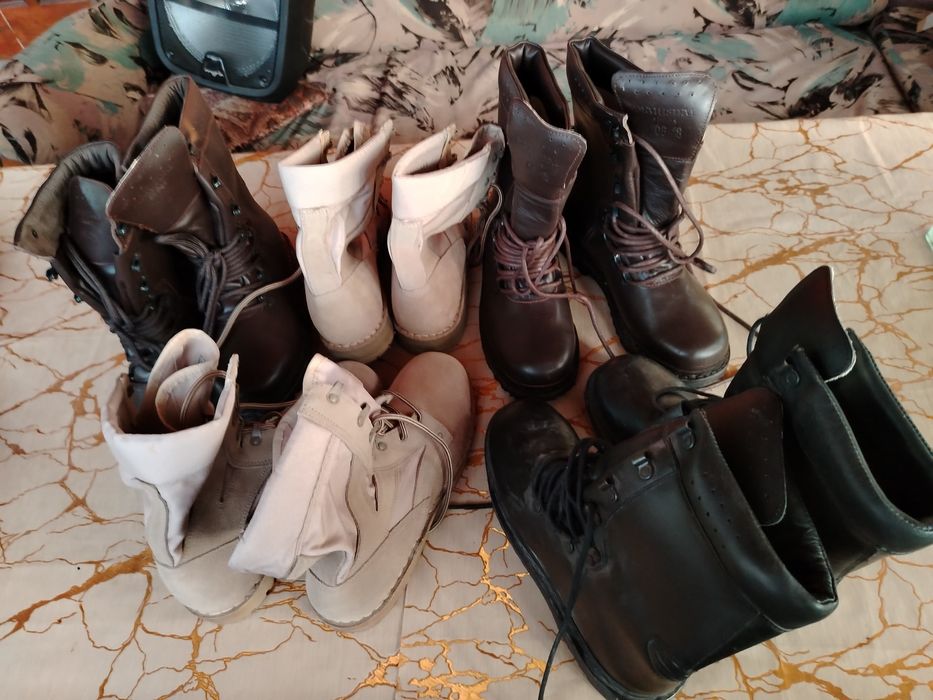 Vând bocanci militari