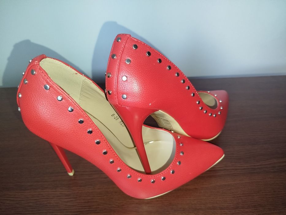 Pantofi noi rosii