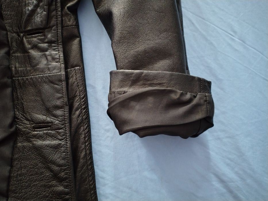 Vând geacă de piele tip sacou, culoare neagră,veche,producție Mongolia