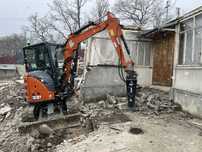 Excavator cu picon pemtru demolari