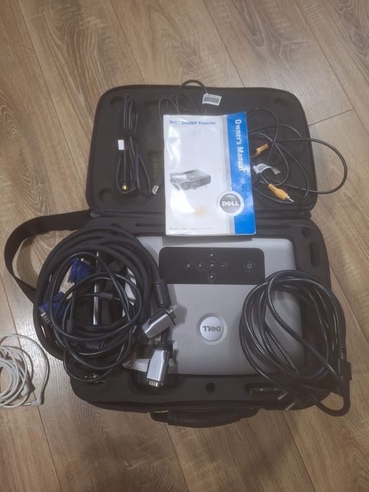 Vând video proiector Dell 2400