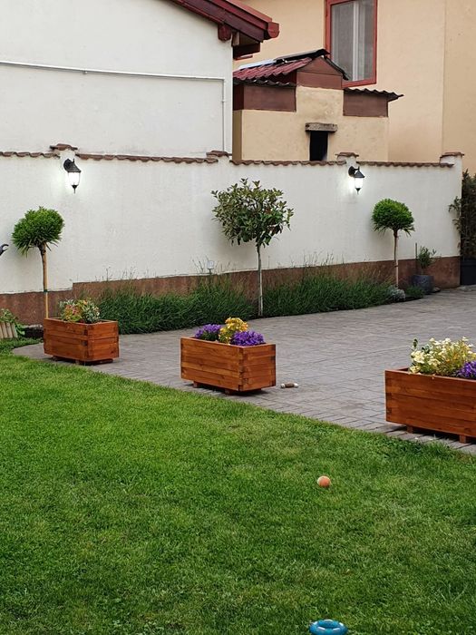 Jardiniere din  lemn