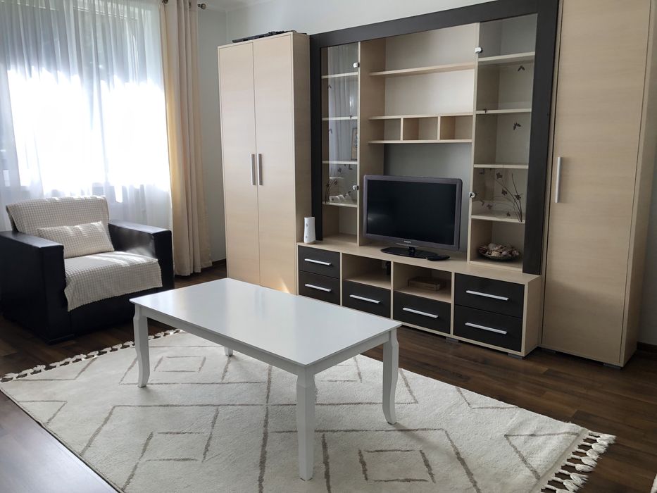Proprietar vând apartament 3 camere, decomandat , parter, zonă centru.