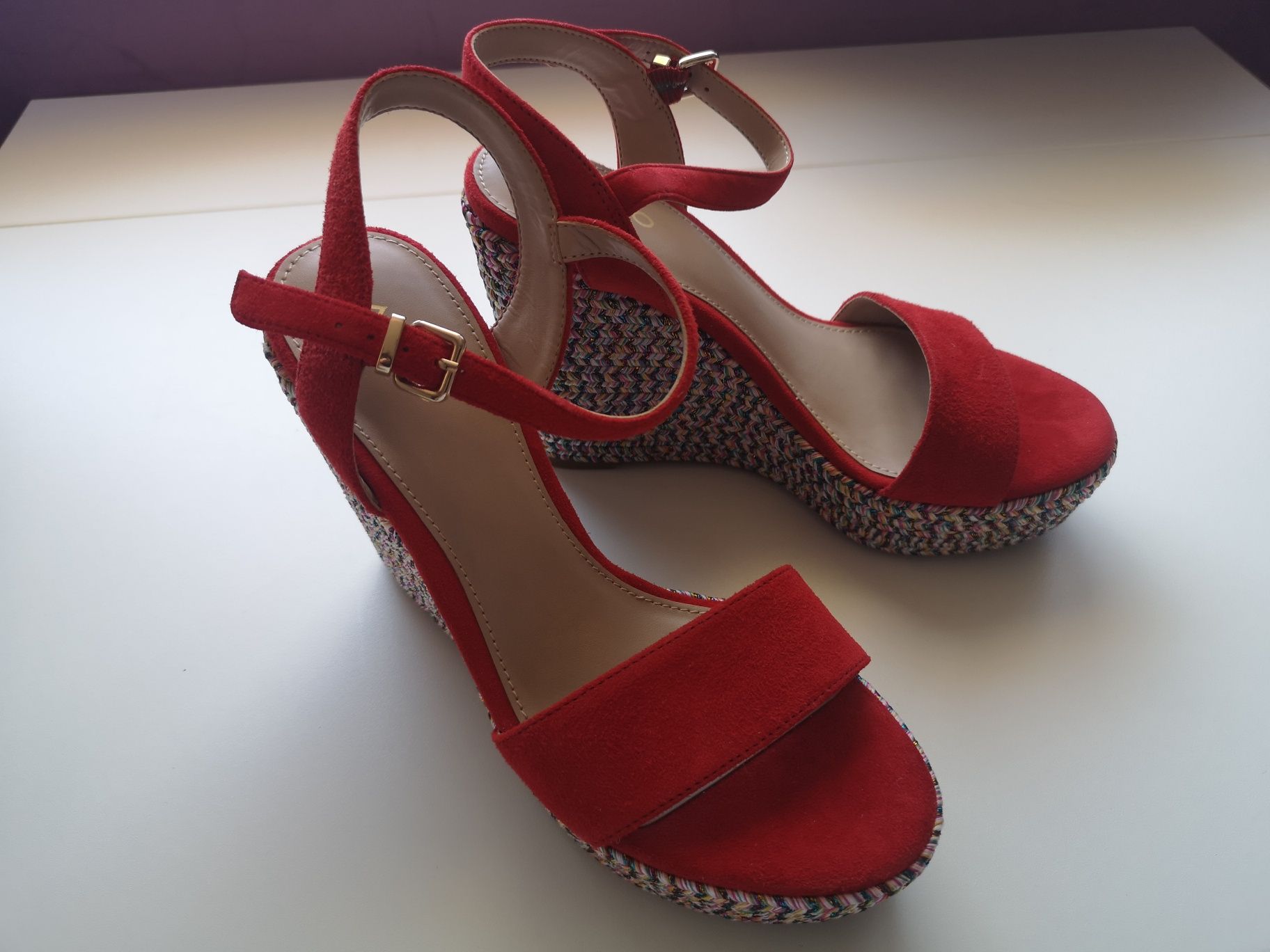 Дамски обувки от естествен велур на цветна платформа Aldo