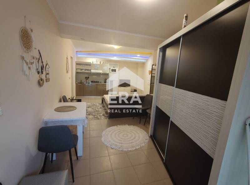 Едностаен обзаведен апартамент под наем, със собствен двор и паркомяст