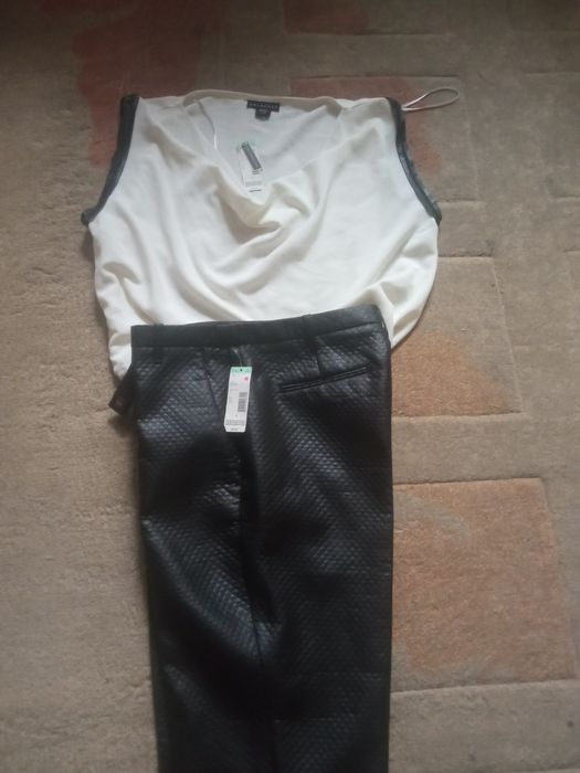 Костюм брючный. Брюки и блуза без рукавов.