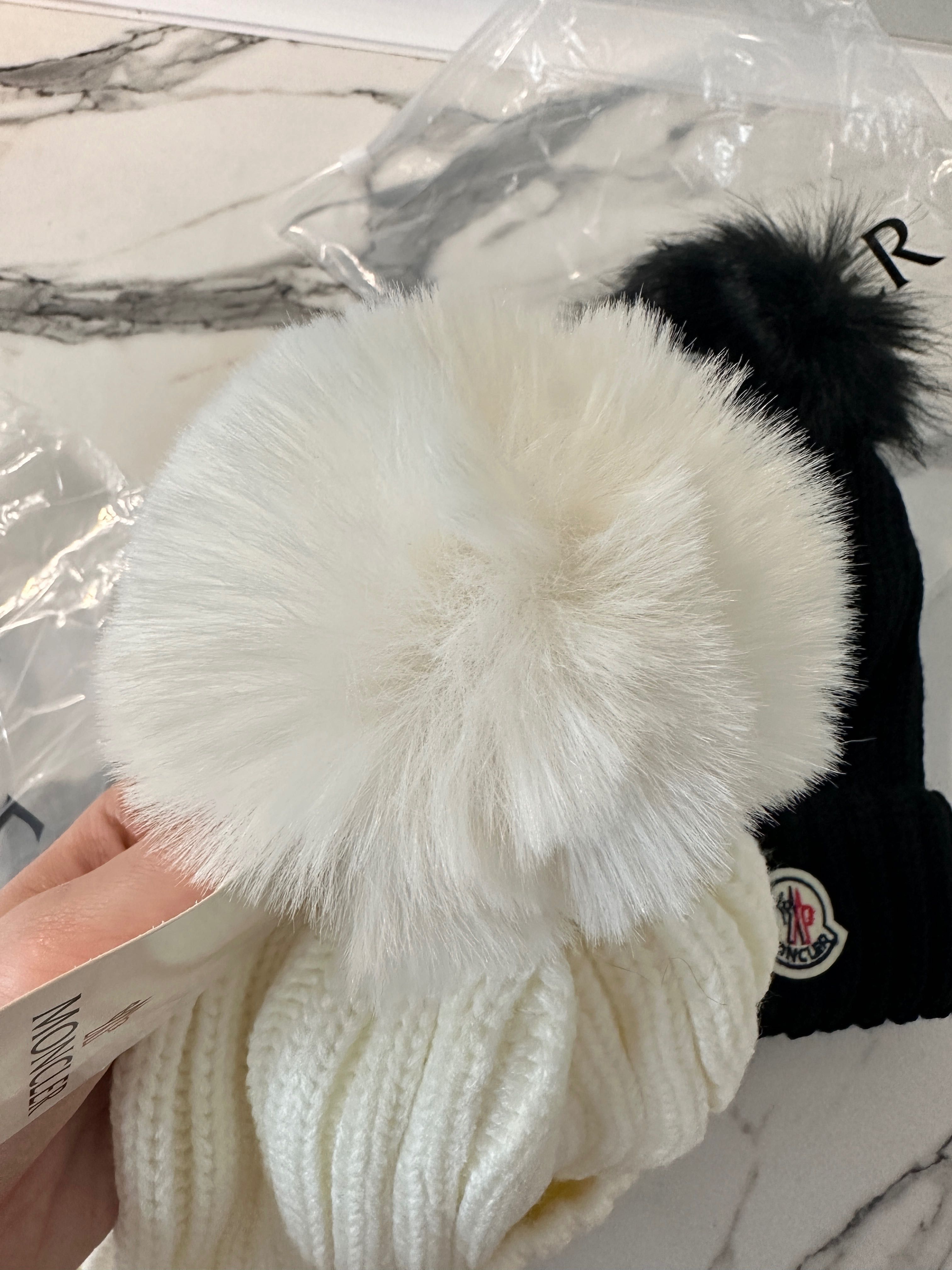 Дамска зимна шапка с пух Moncler