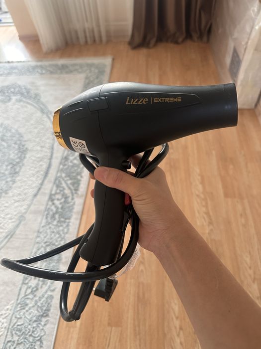 Фен для волос сушит