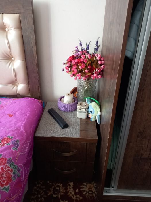 Спальный гарнитур.кровать ,две тумбы и трюио.