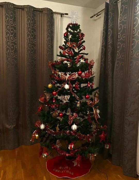 Brad artificial cu ornamente