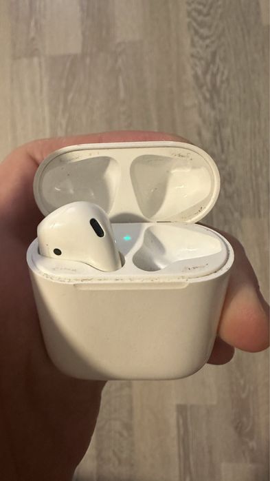 Airpods 1. Кейс и левый наушник, правого нет