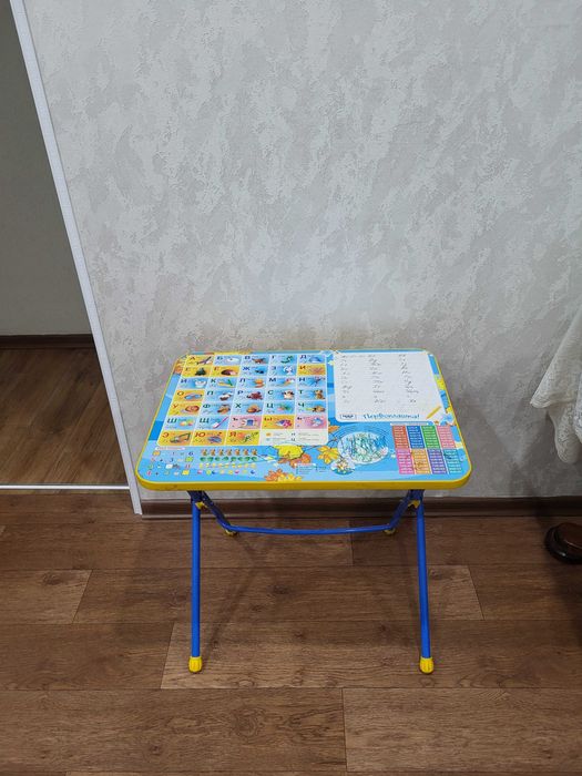 Детский складной столик с азбукой и таблицей умножения