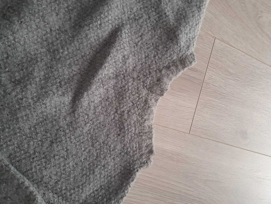 pulovere unisex,material si model deosebit,culori atragatoare