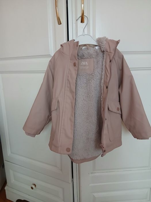 Продавам непромокаемо яке на Zara